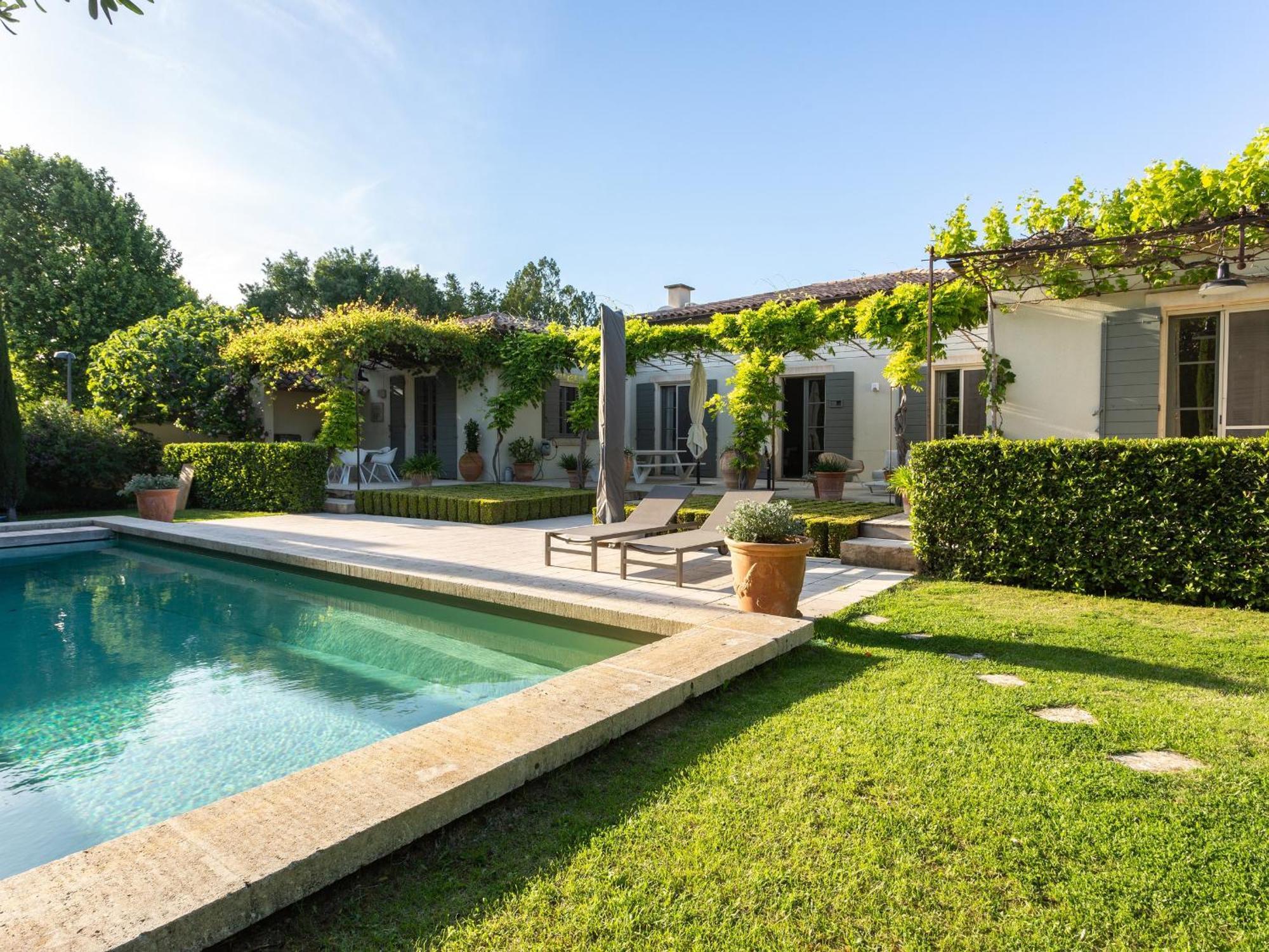 Superbe Maison Climatisee Avec Piscine Au Coeur De Maussane - Proche Commerces Et Activites! - Fr-1-599-83 Exterior photo